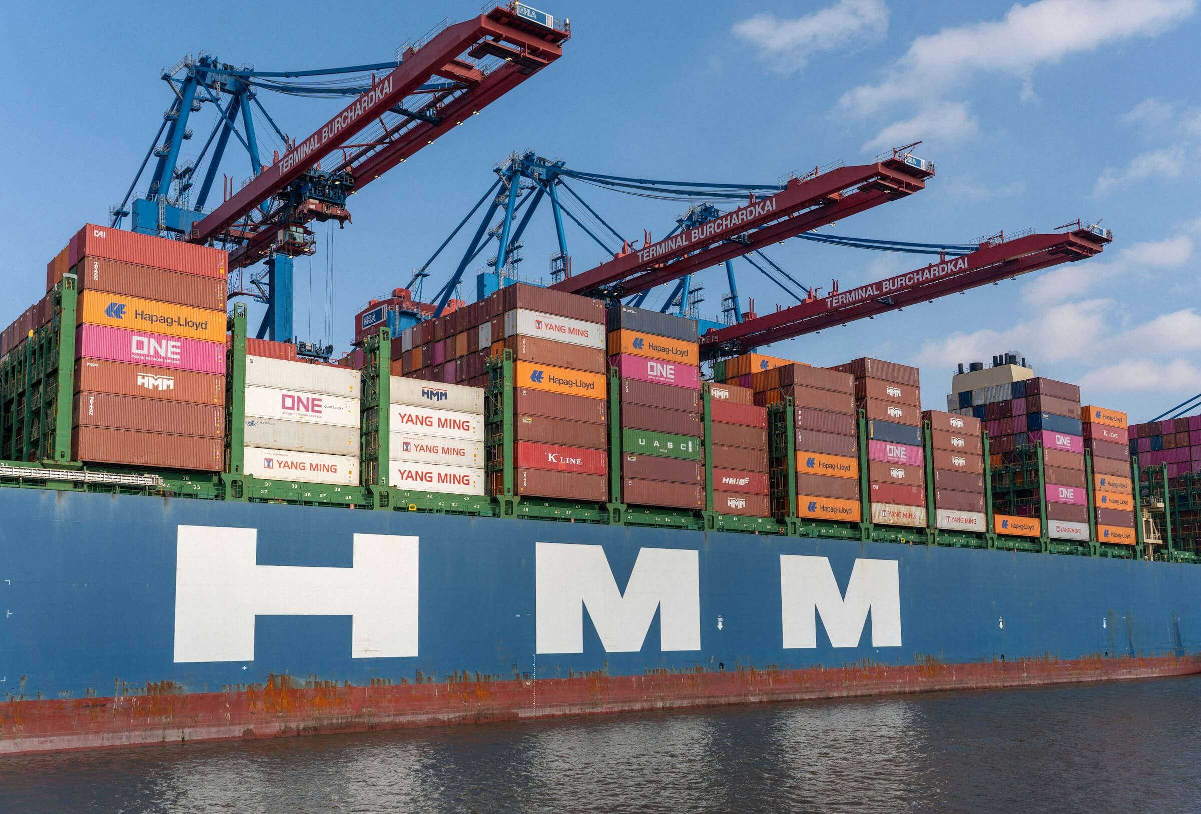 International parcel forwarding and freight coordination